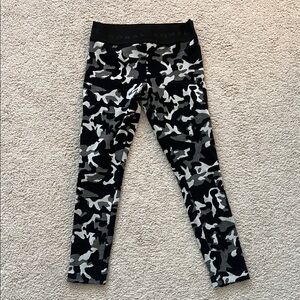 Koral Camo Leggings - Black and Gray in a size Small